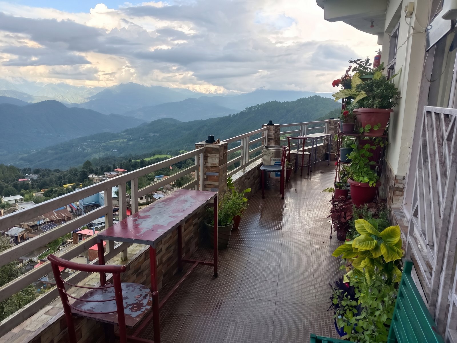 Hotel Himalaya Darshan — dining